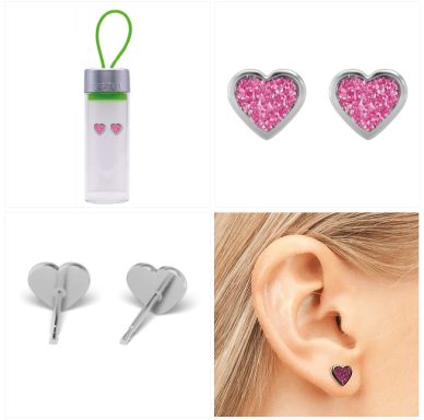 Herzförmiger Schmuck und Flasche mit pinken Dekorationen.