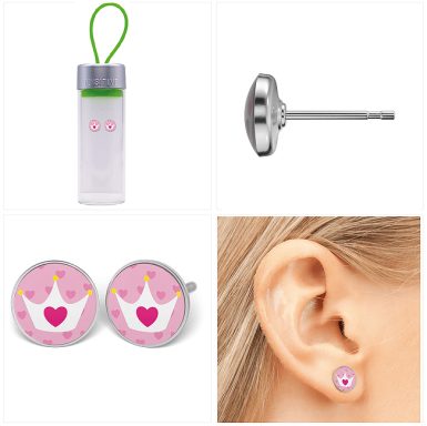 Wasserflasche mit grüner Kappe, Ohrstecker in Herzform mit pinken Krönchen.