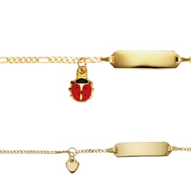 Goldene Armbänder mit einem Marienkäfer- und Herzanhänger.
